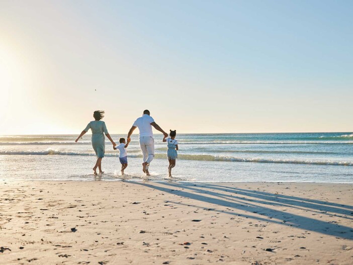 Vierköpfige Familie am Strand