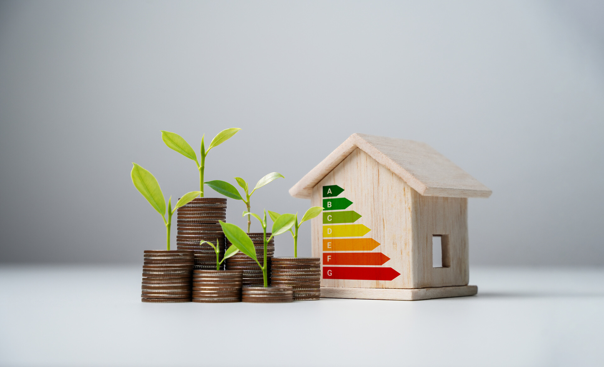 Haus mit Energieskala und Münztürmen