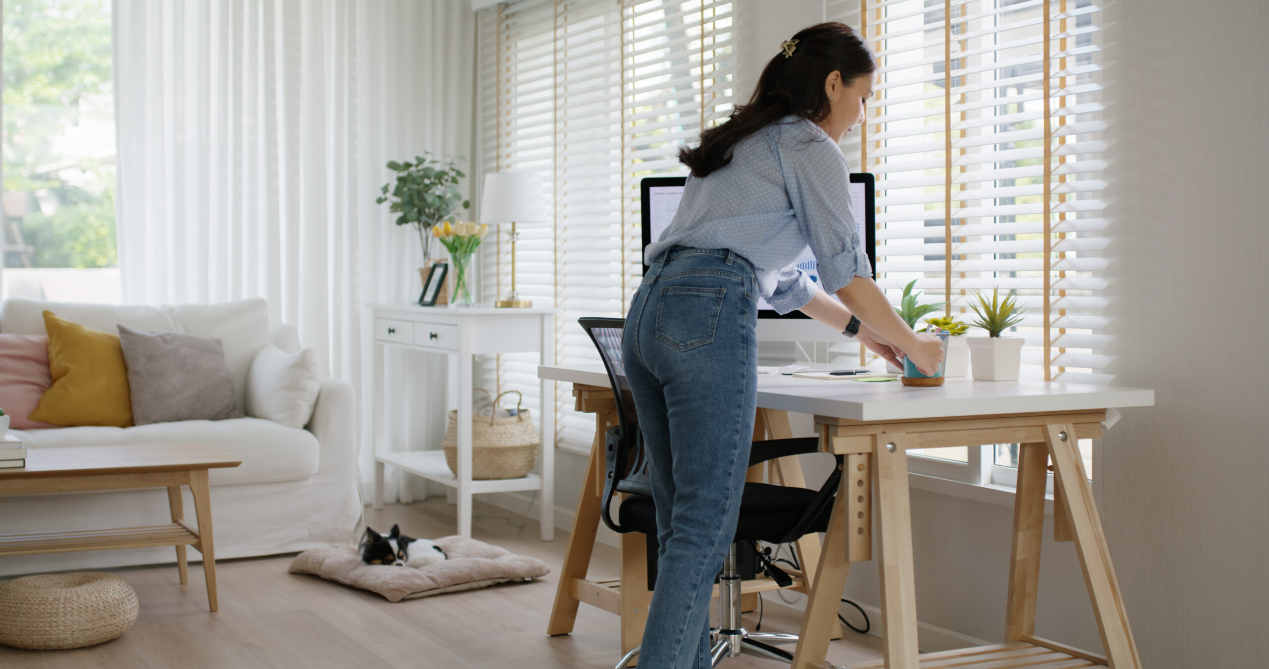 Eigentümerin bereitet einen Wohnraum auf die Besichtigung von Käufern vor