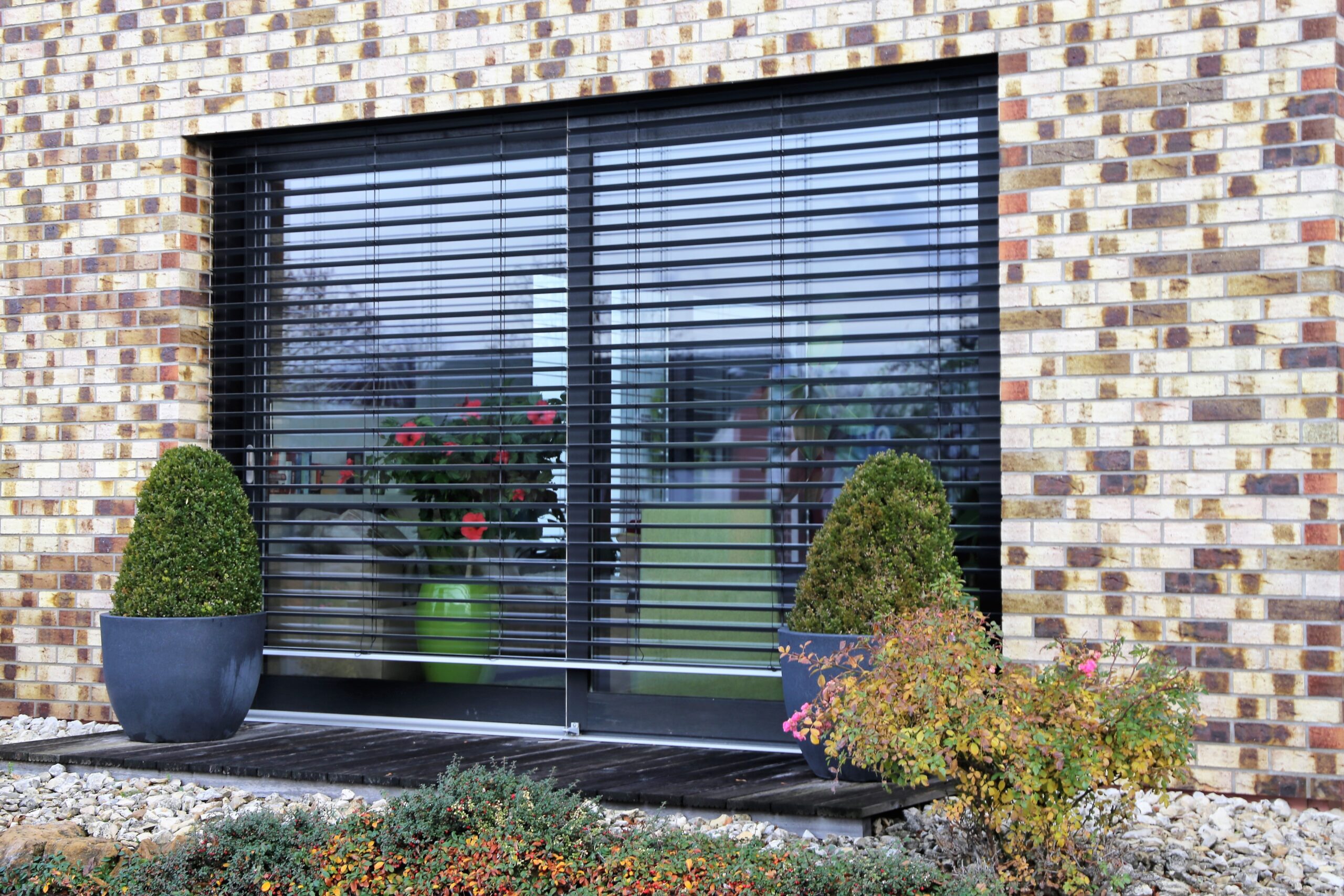 Moderne Jalousie an neuem Einfamilienhaus, Außenaufnahme