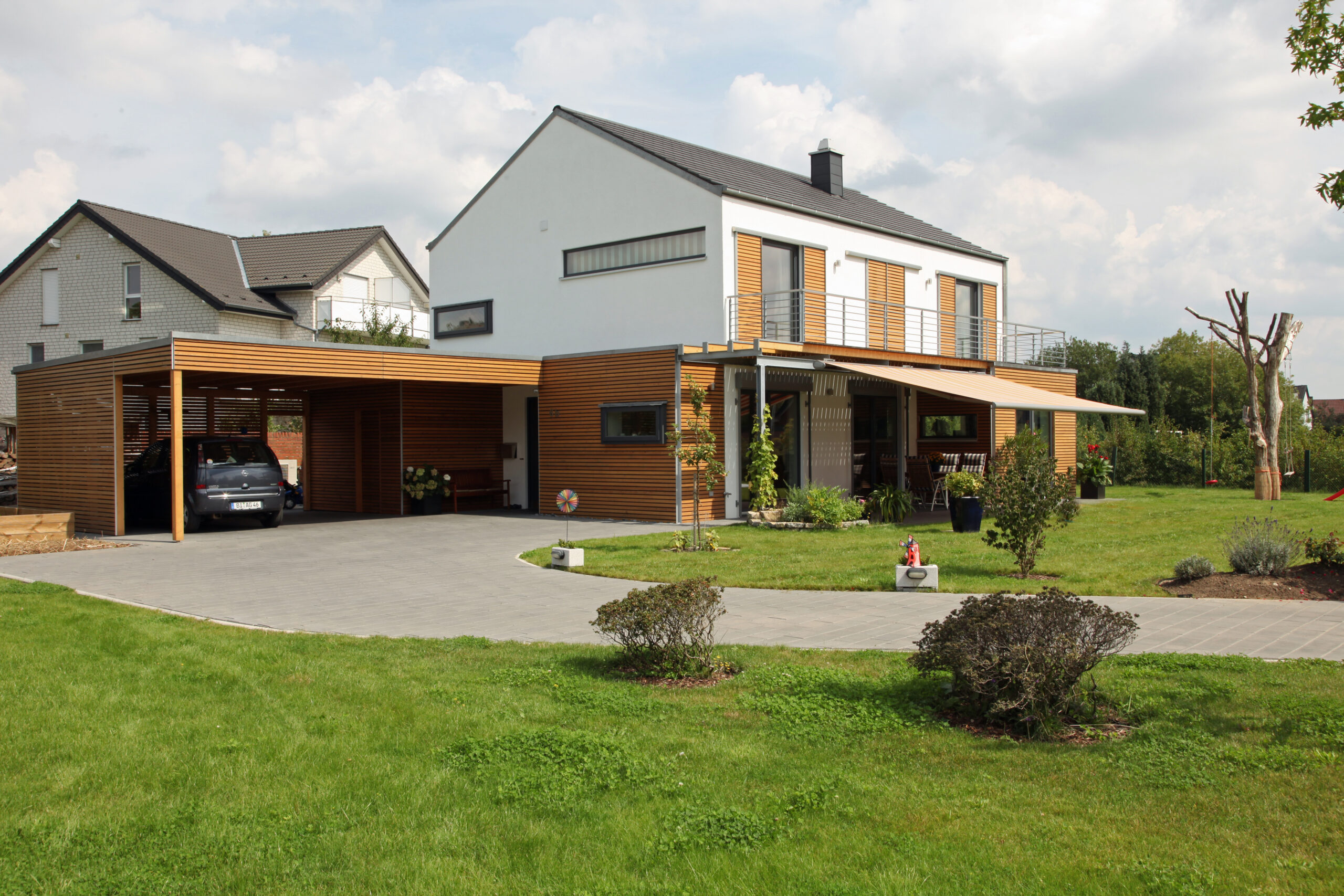 Modernes Einfamilienhaus mit langer Einfahrt und Carport