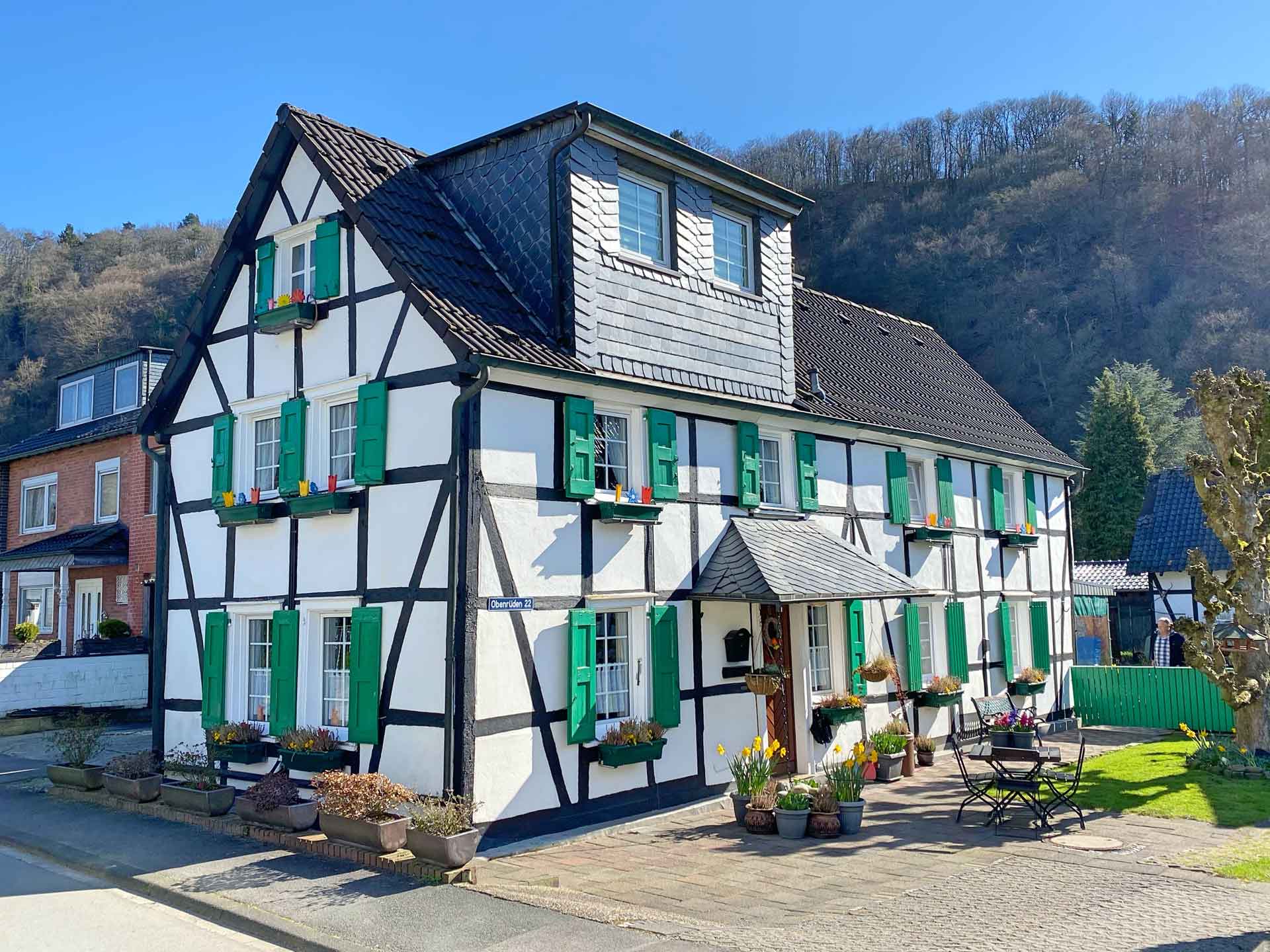 Fachwerkhaus in Leichlingen mit Tulpen im Frühling