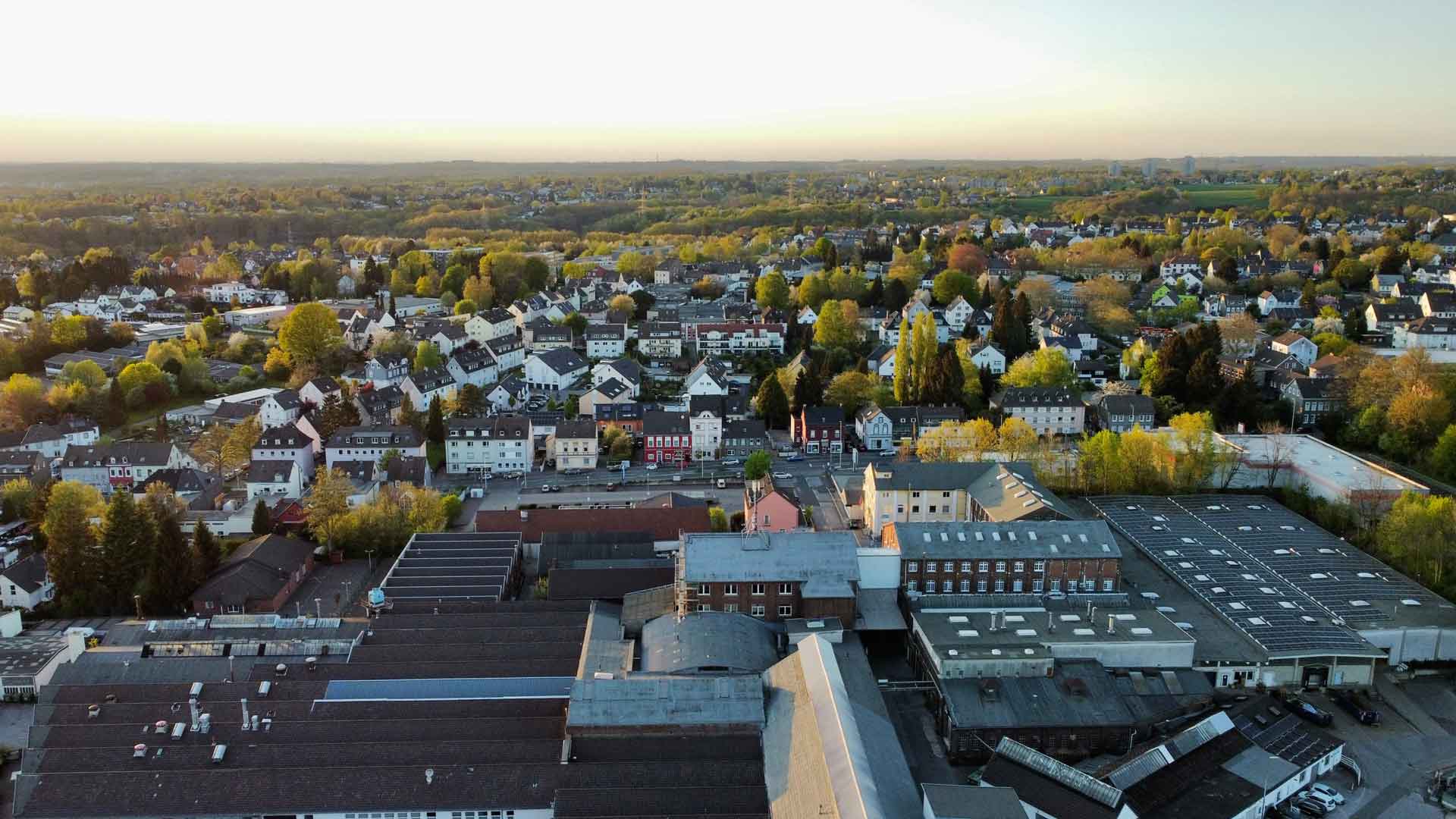 Luftansicht auf ein Wohngebiet in Solingen mit Wald dahinter
