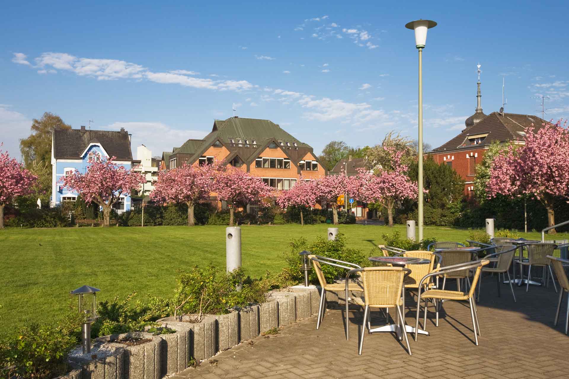 Mehrfamilienhäuser grenzen an einen Park in Leichlingen