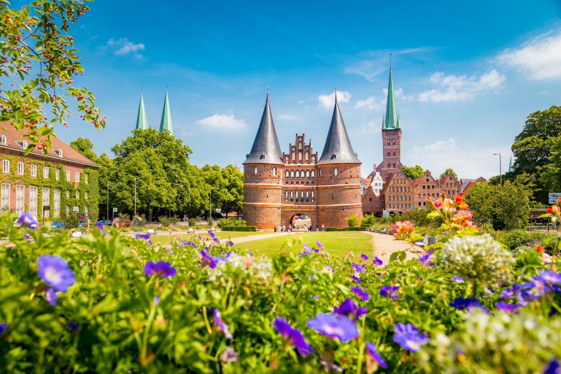 Burgtor in Lübeck mit Blumen im Vordergrund