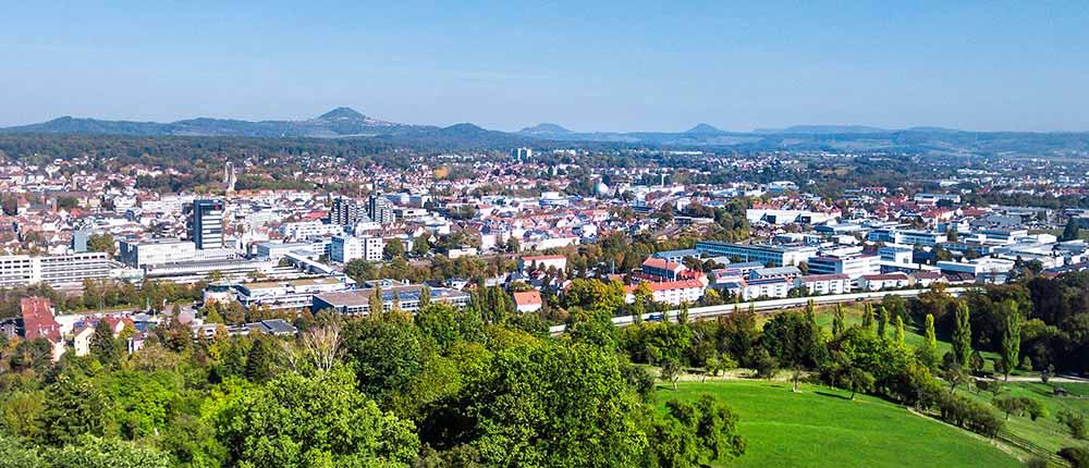 Panorama-Stadtansicht von Göppingen mit Blick auf die Drei Kaiserberge im Hintergrund.