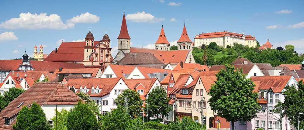 Altstadt-Ansicht von Ellwangen mit der Basilika St. Vitus und dem Schloss ob Ellwangen.