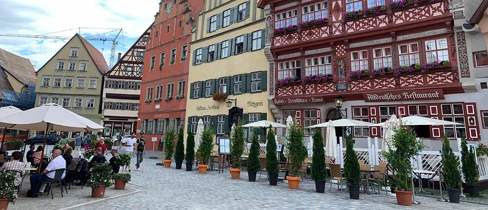 Fachwerkhäuser mit Außengastronomie in der Altstadt von Dinkelsbühl.