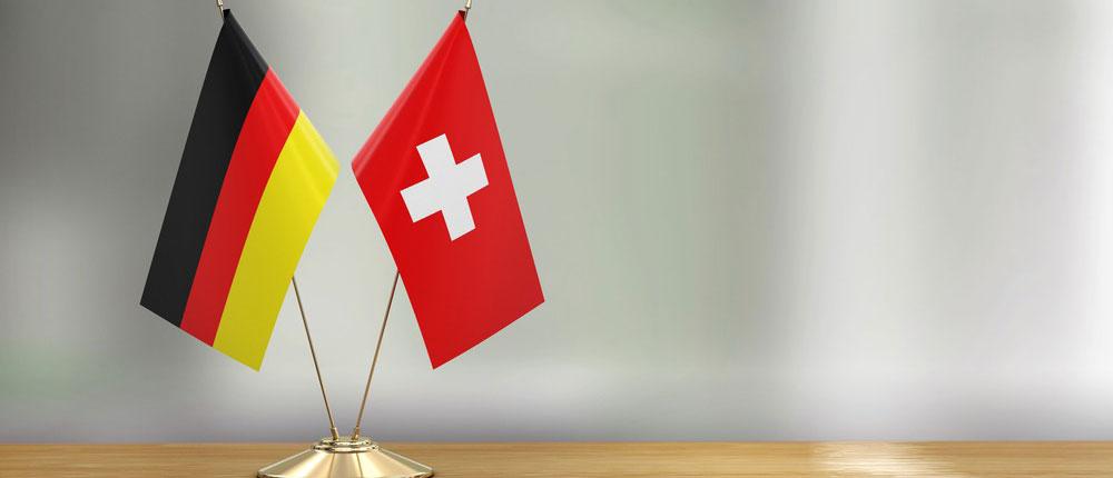 Tischflaggen von Deutschland und der Schweiz.