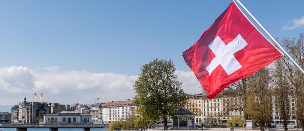 Schweizer Flagge weht im Wind.