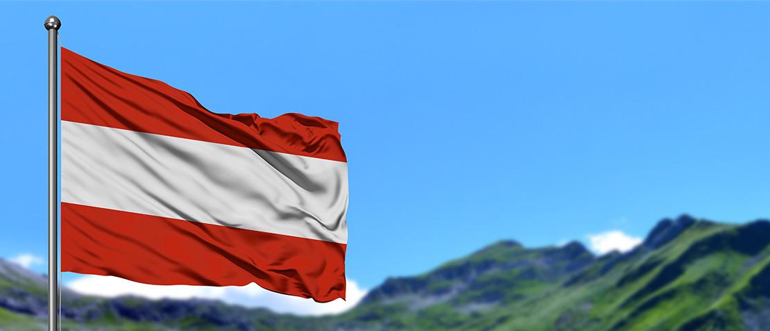 Österreich-Flagge weht im Wind.