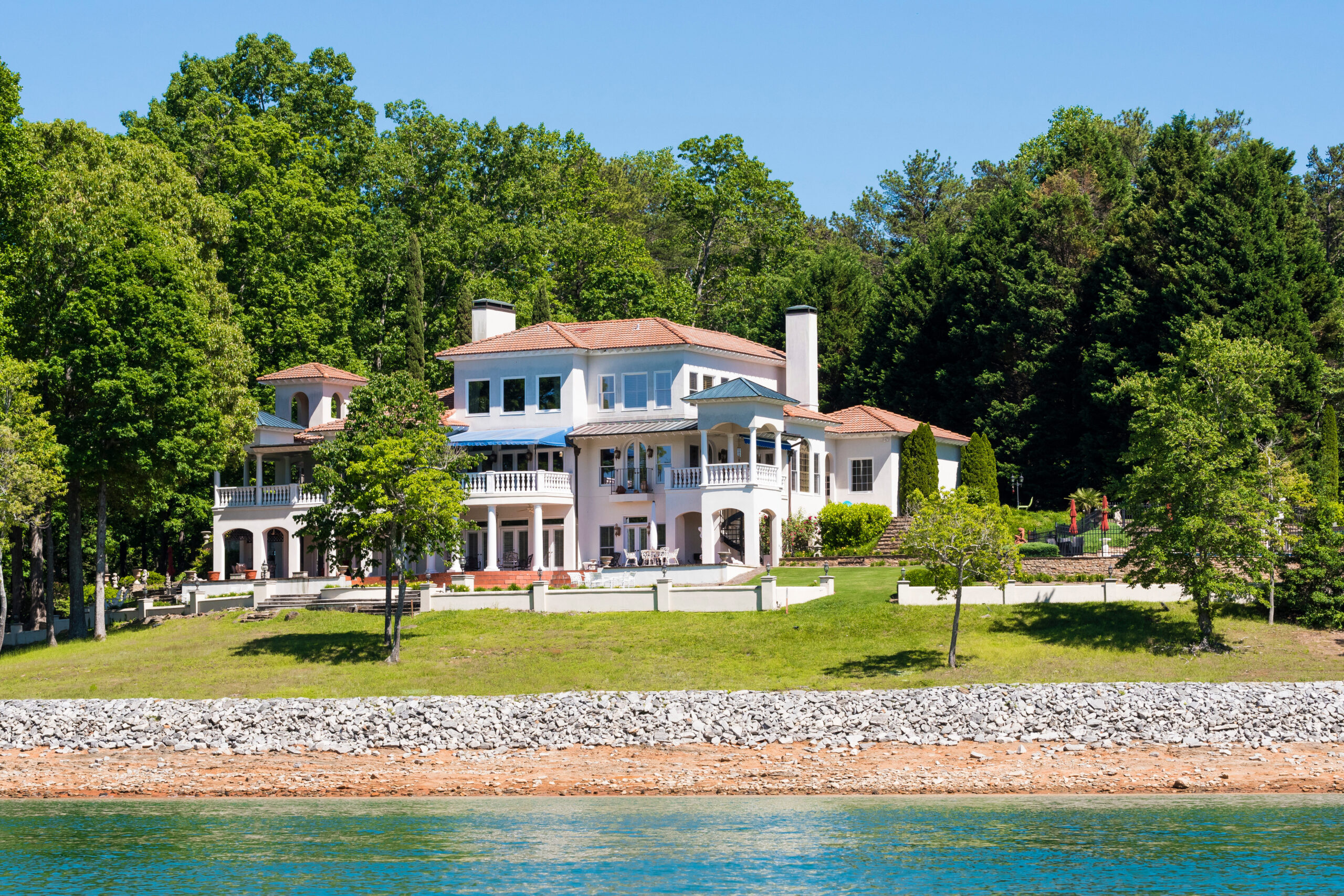 Große, helle Luxusvilla am Seeufer mit weitläufigen Balkonen.