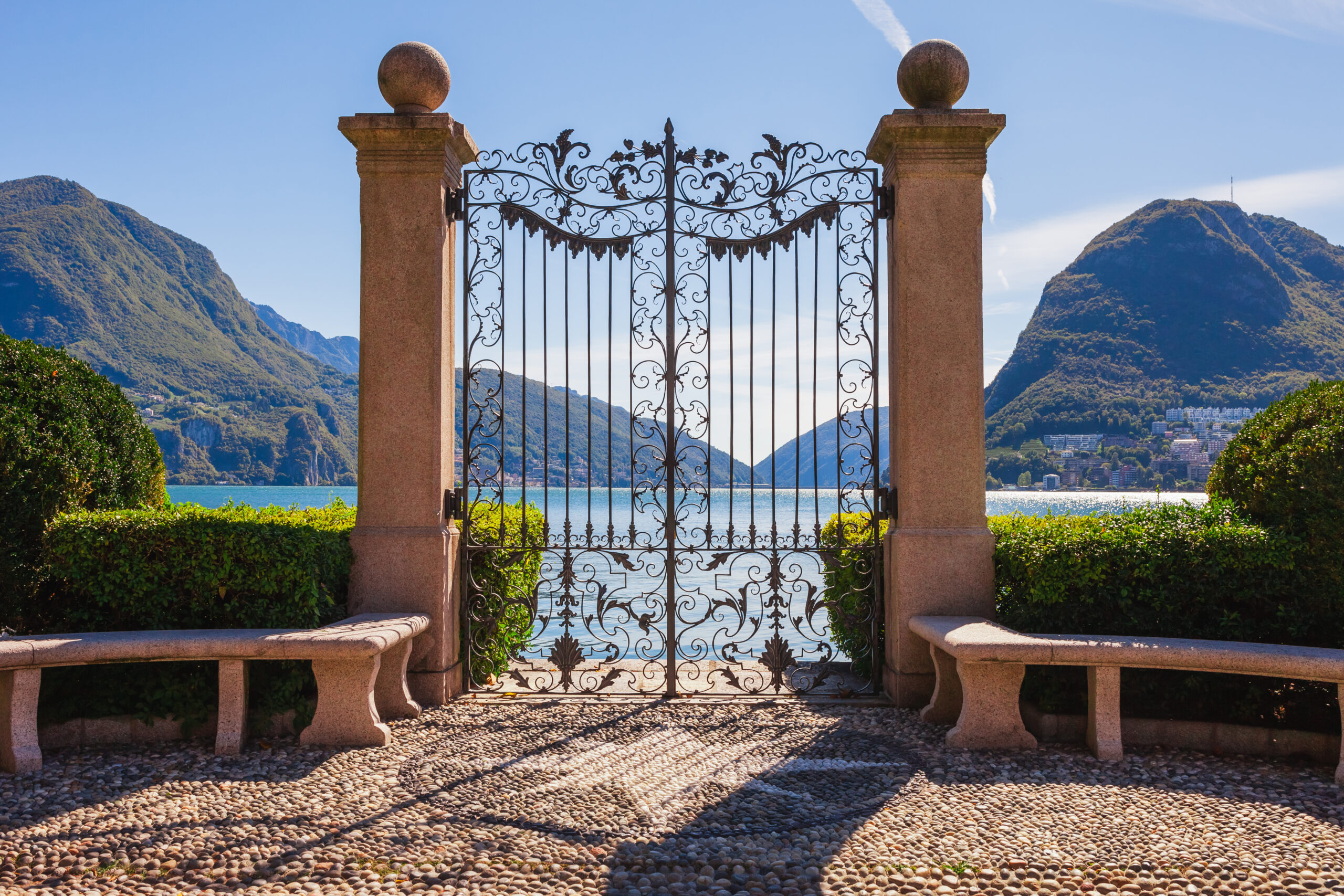 Panoramablick auf den Luganer See, die Berge und die Stadt Lugano.
