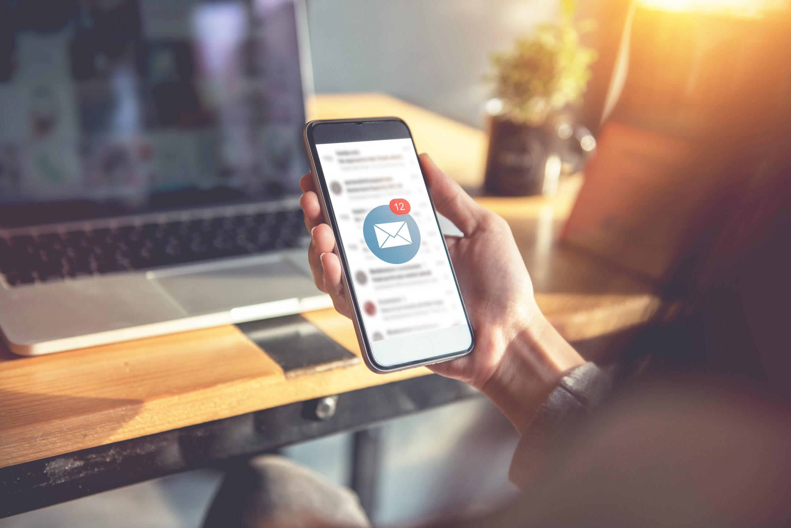 Immobilien-Updates: Neue Angebote oder Nachrichten auf dem Mobiltelefon.