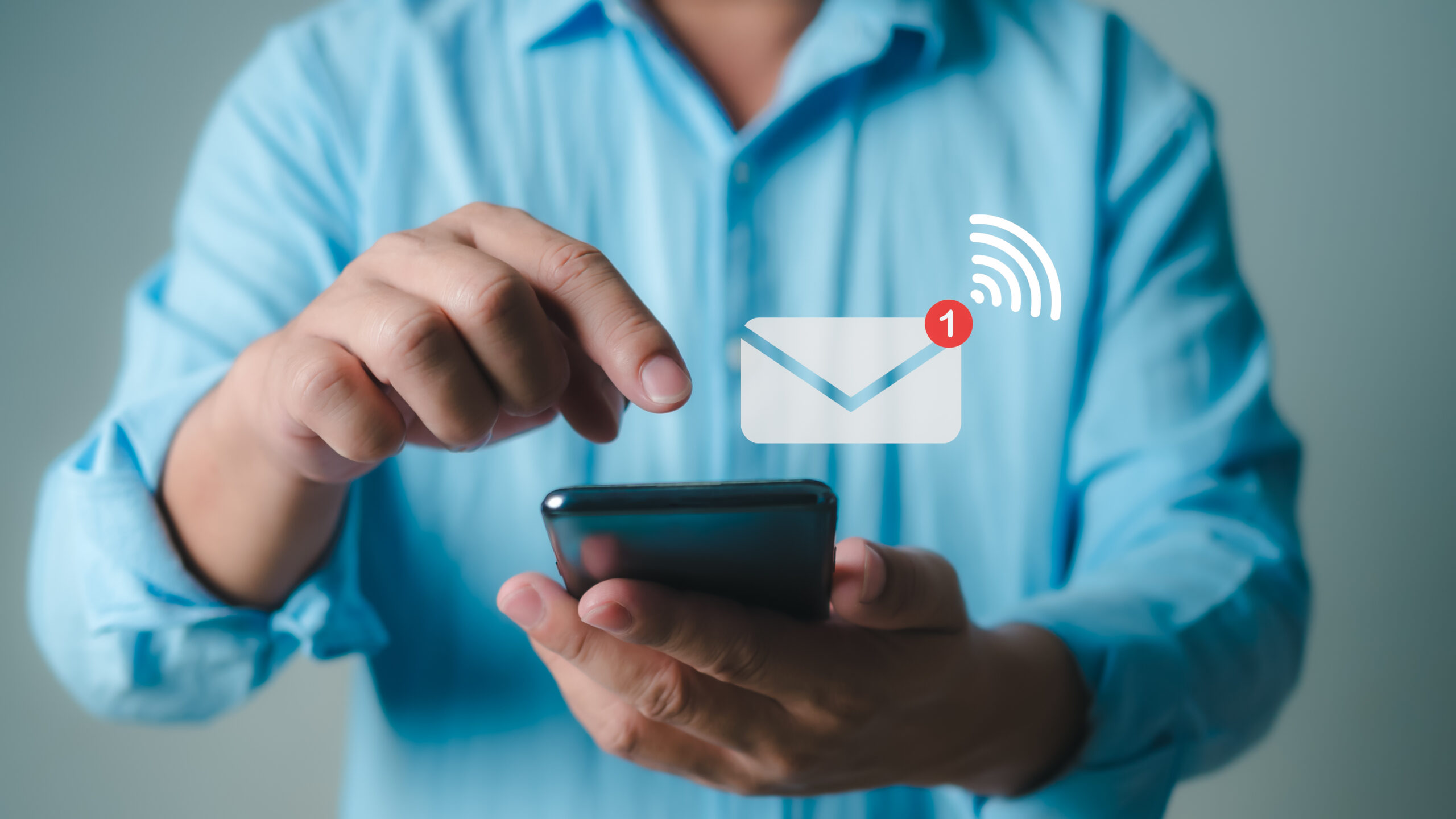 Hände halten Handy mit schwebendem E-Mail-Icon.