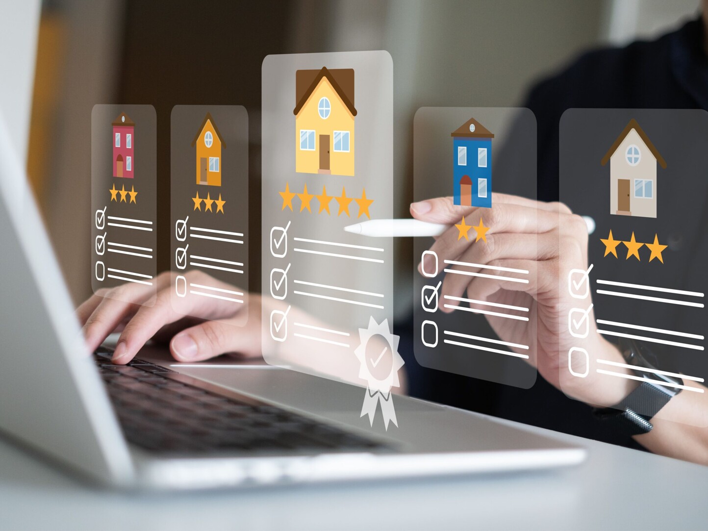 Mann vor Laptop mit verschiedenen Immobilienangeboten