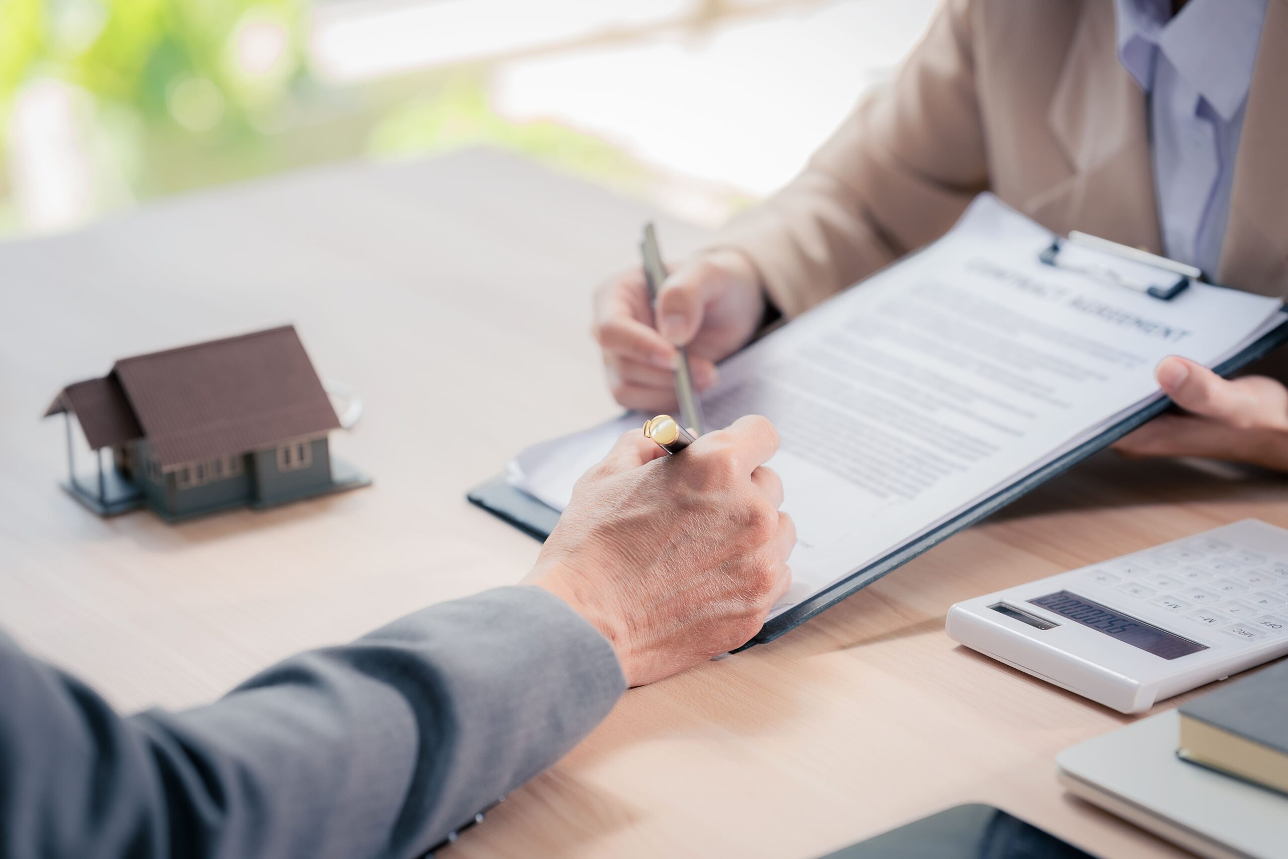 Vertragsunterzeichnung in einem Büro