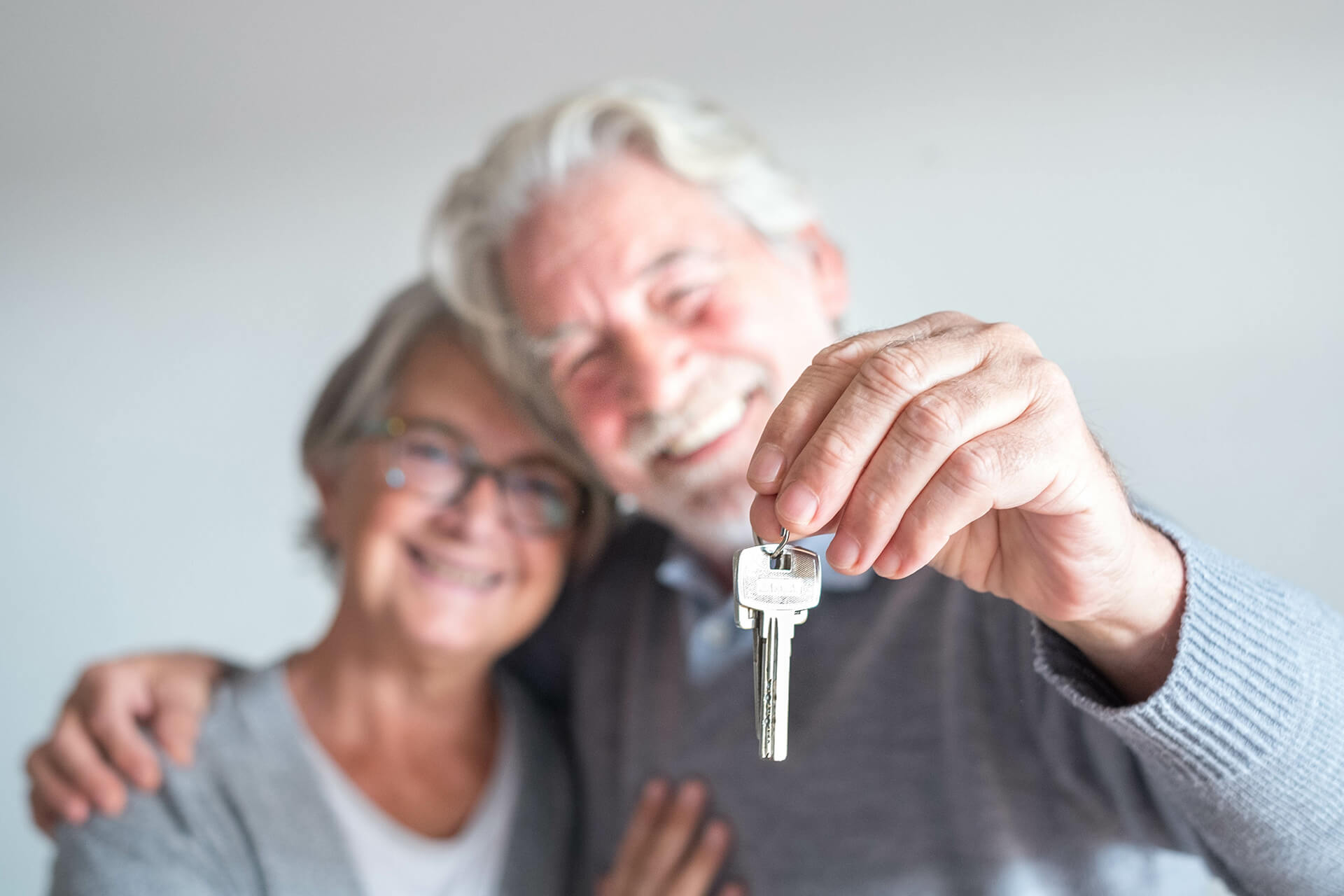 Älteres Ehepaar mit Hausschlüssel