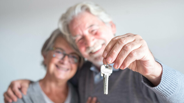 Älteres Ehepaar mit Hausschlüssel
