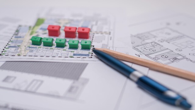 Baulastenverzeichnis mit Stiften und Modellhäusern