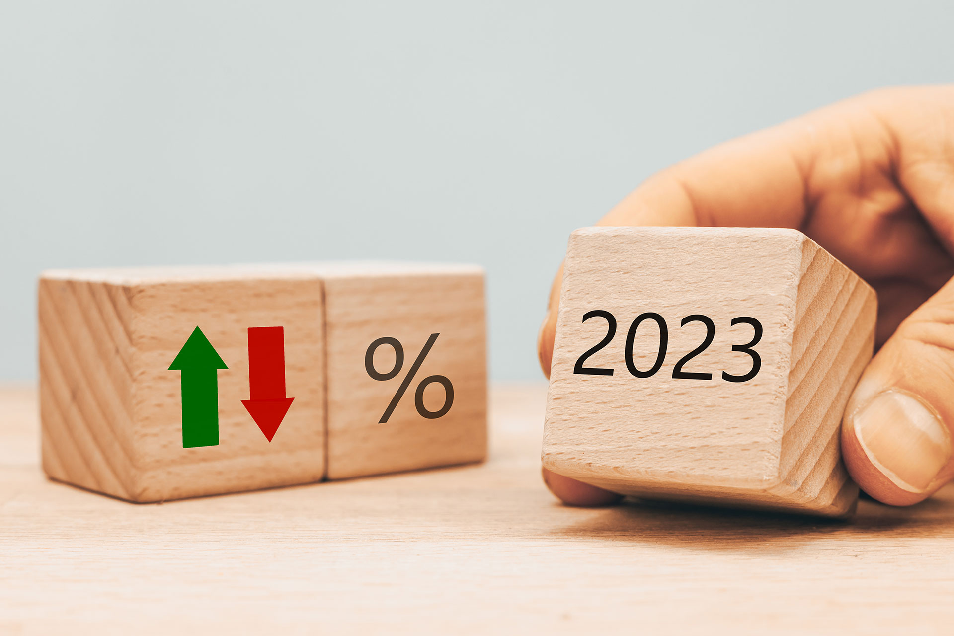 Holzwürfel mit Prozentzeichen und der Zahl 2023