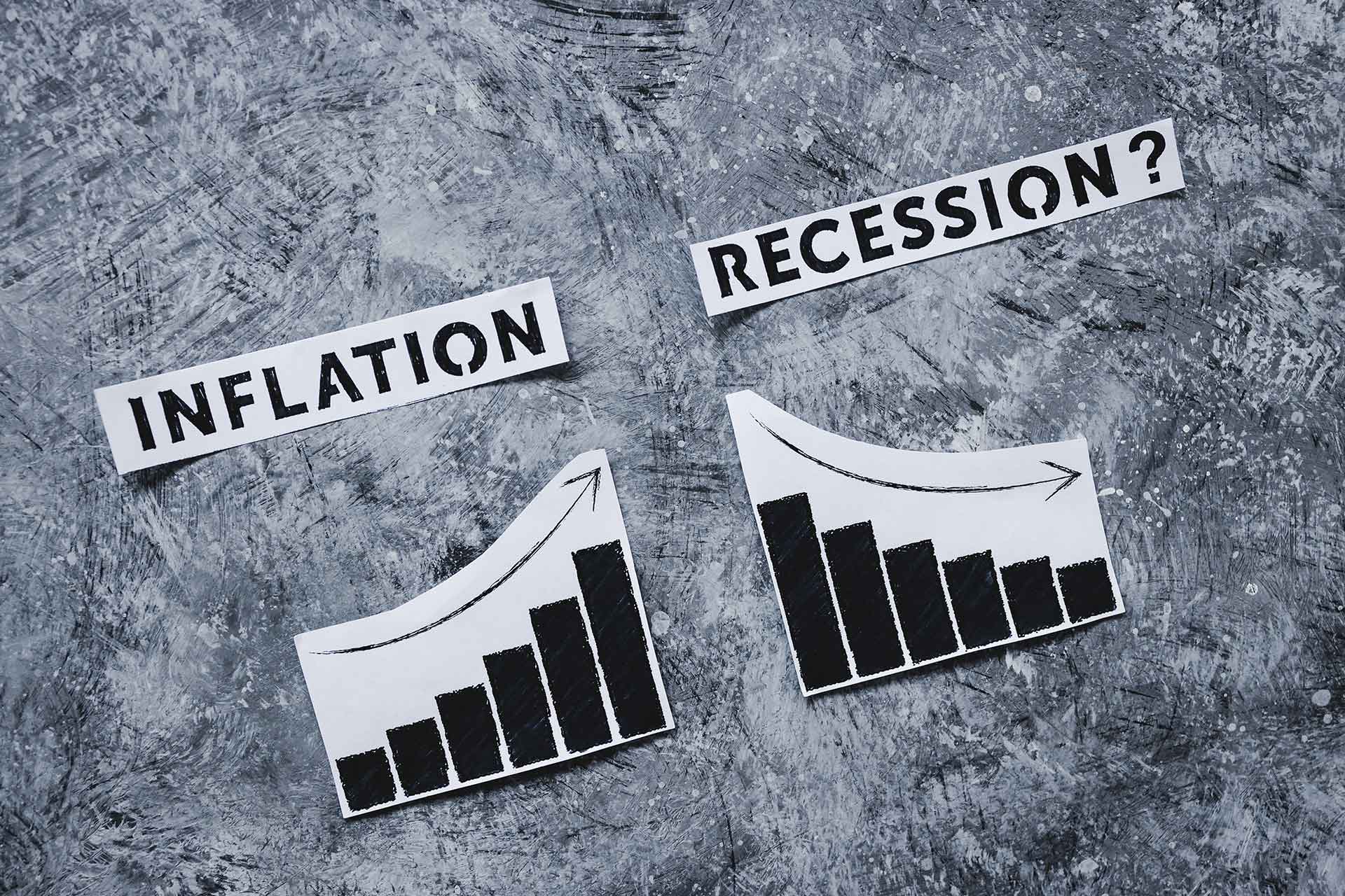 Zwei Wachstumskurven mit der Frage Inflation oder Rezession