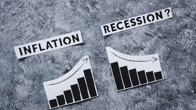 Zwei Wachstumskurven mit der Frage Inflation oder Rezession