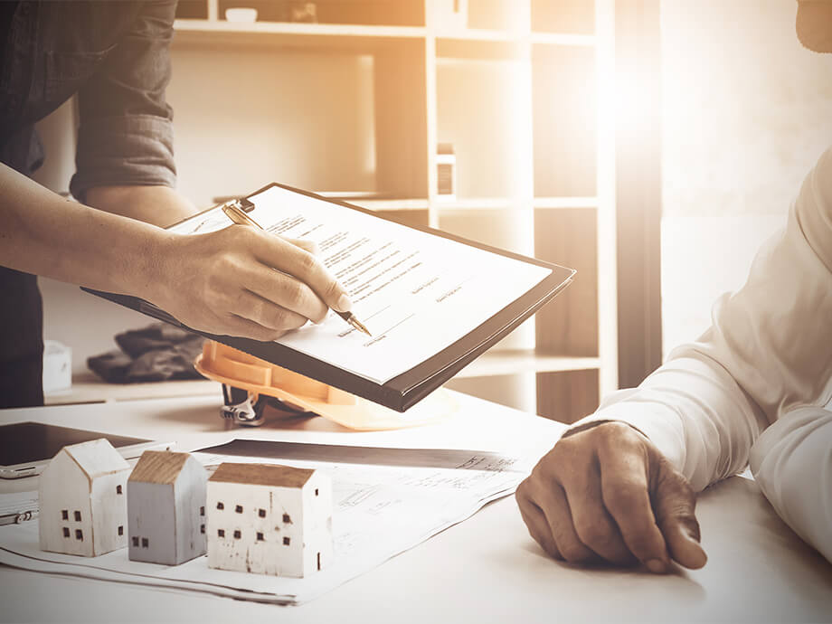 Vertrag wird zur Unterschrift gereicht