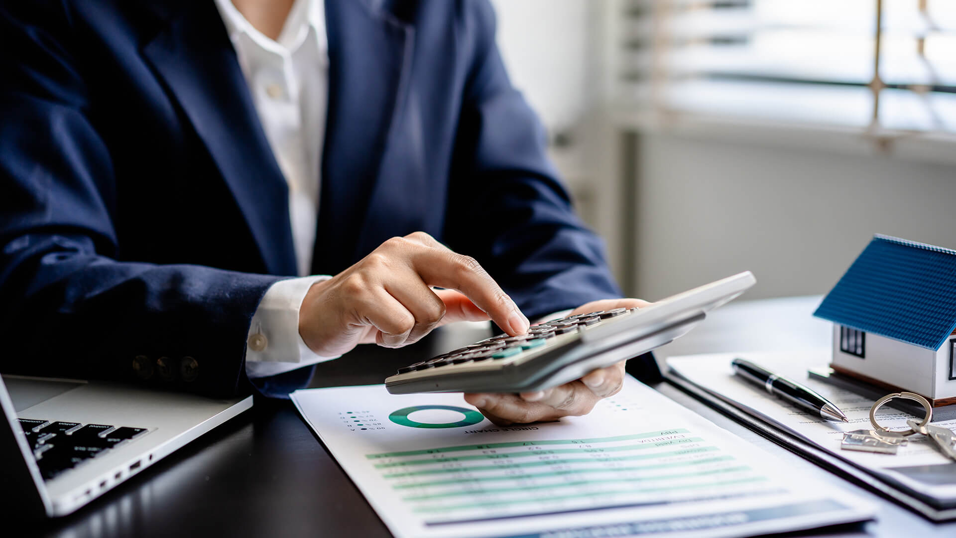 Mann tippt auf Taschenrechner