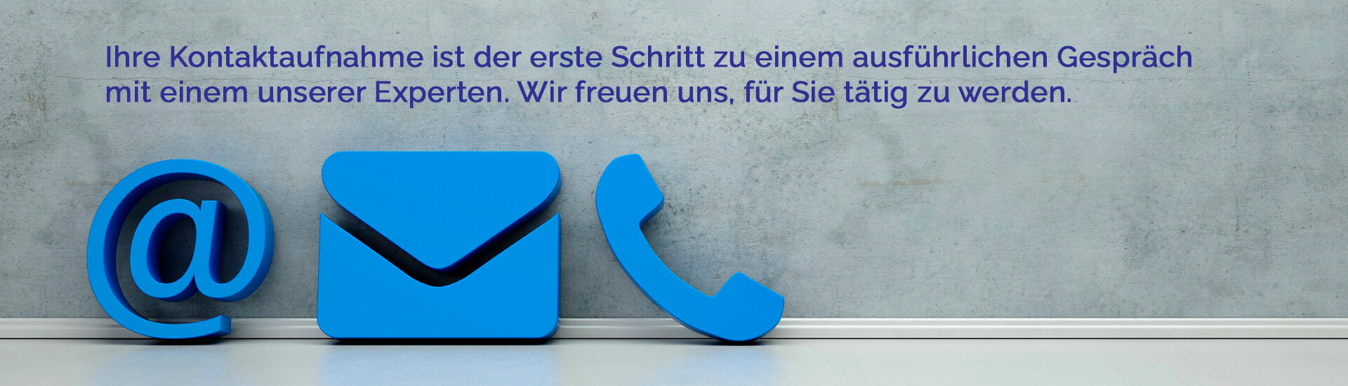 Blaue Kontakt Icons an eine Wand gelehnt als Hotline und Service