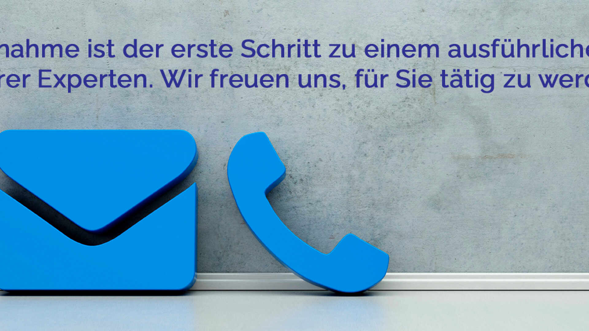 Blaue Kontakt Icons an eine Wand gelehnt als Hotline und Service