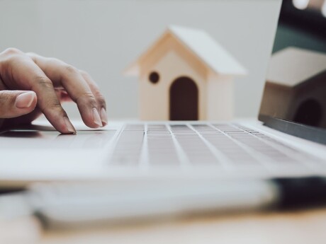 Frau sucht am Laptop nach Immobilien