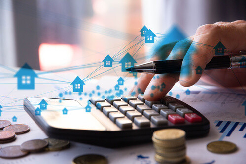 Mensch tippt auf Taschenrechner