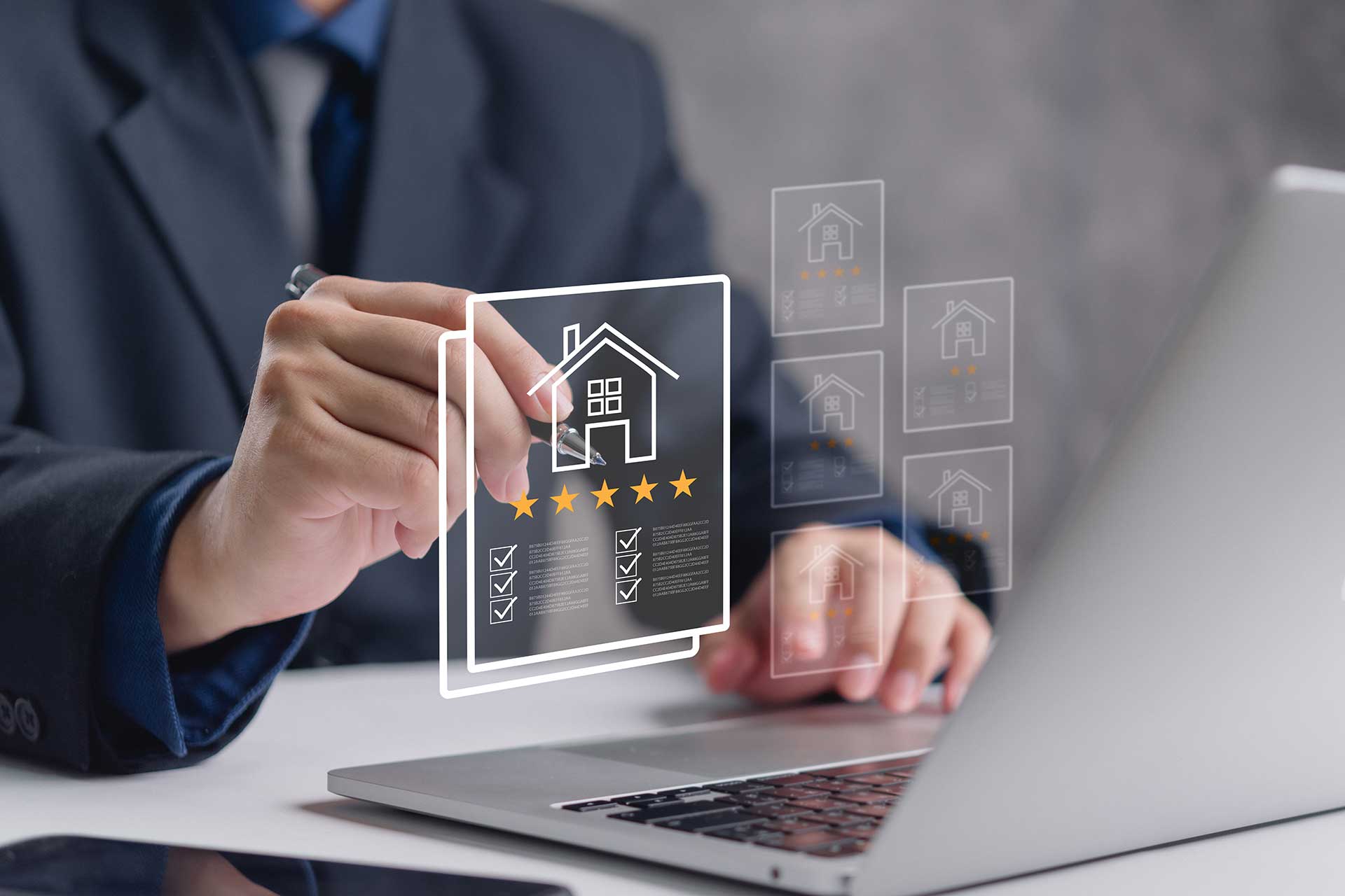 Person am Laptop bewertet eine Immobilie anhand verschiedener Faktoren