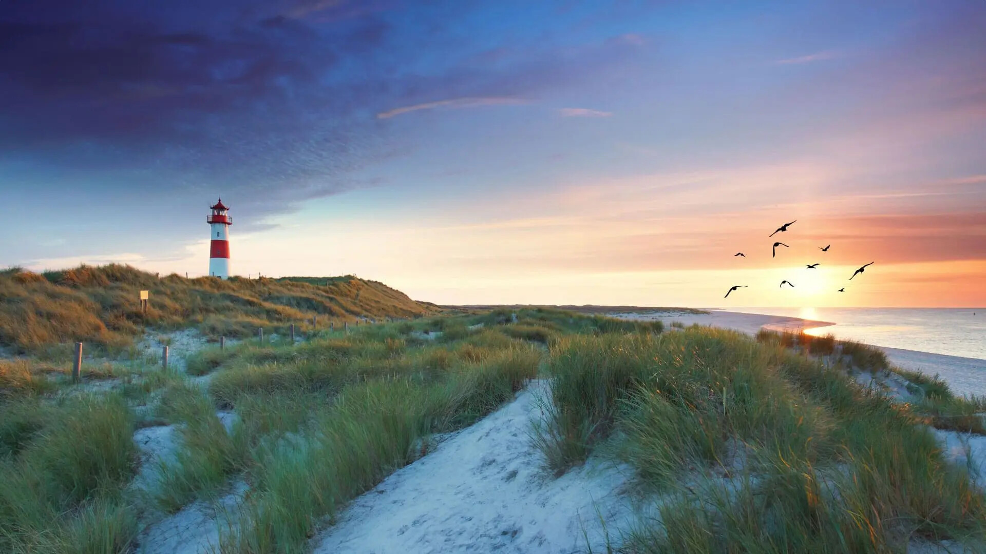 Einsamer Leuchtturm am Meer in der Abenddämmerung