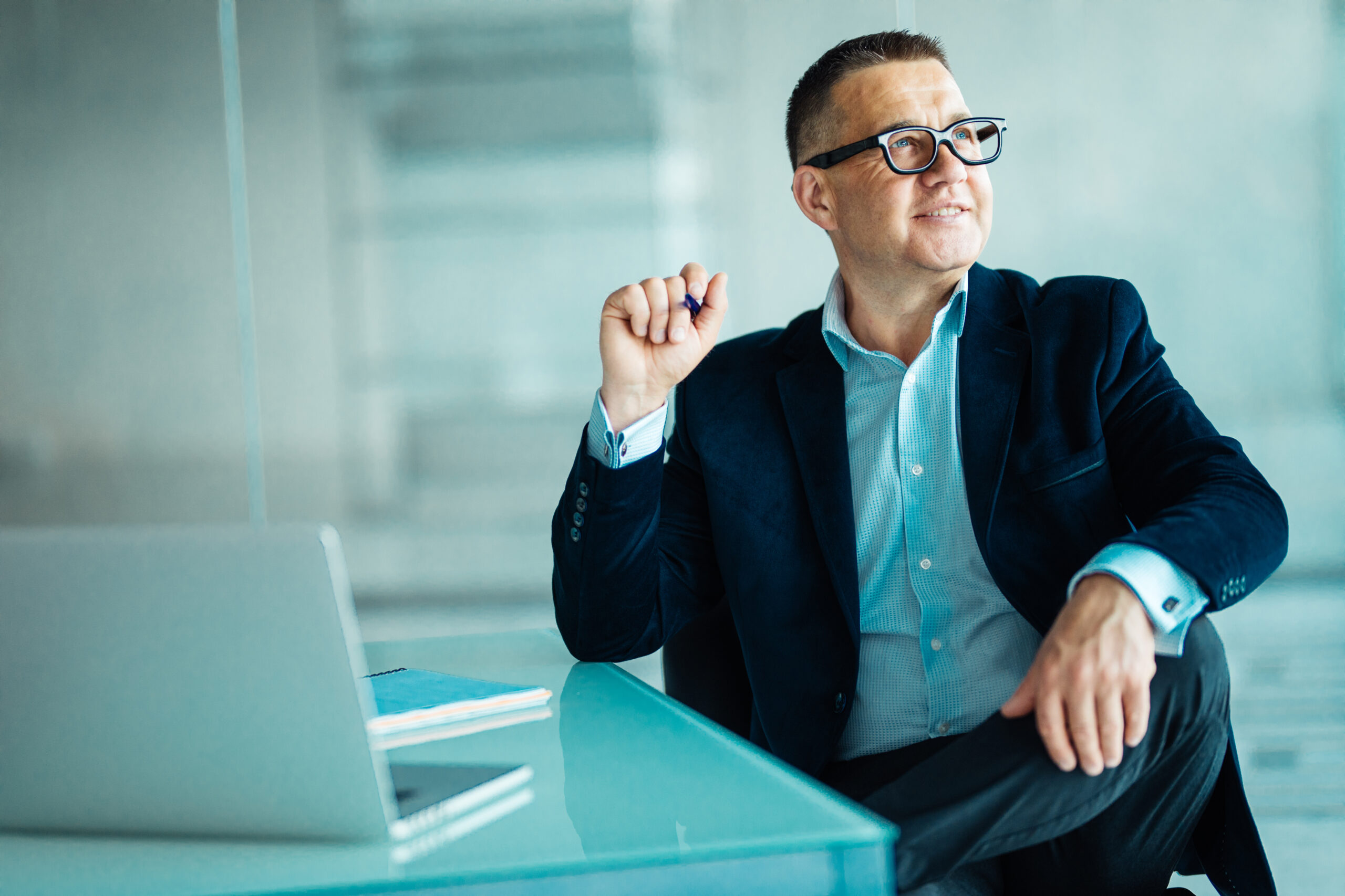 Finanzierungsexperte sitzt lächeln am Schreibtisch