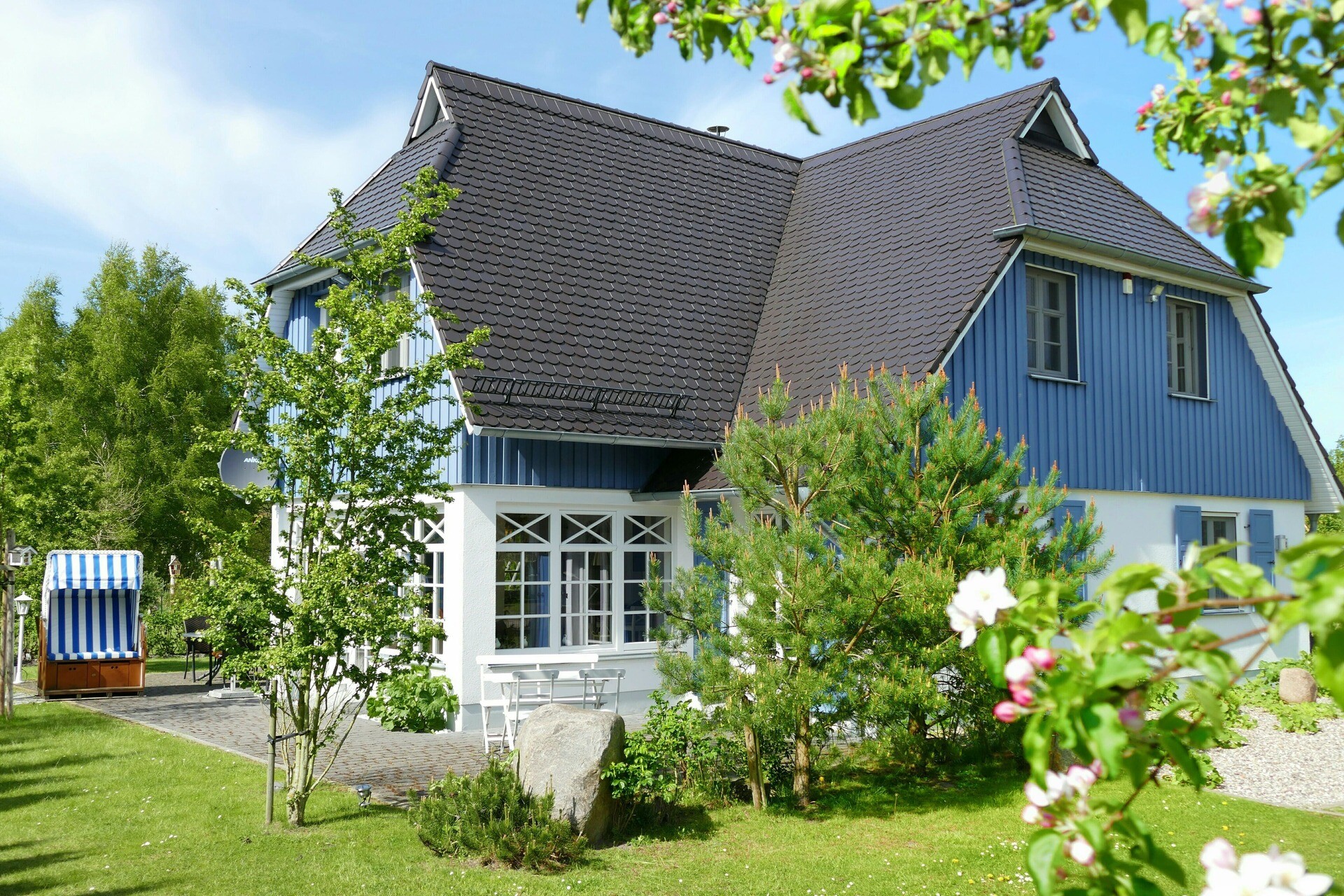 Außenansicht eines Ferienhauses: Symbol Erwerb von Ferienimmobilien