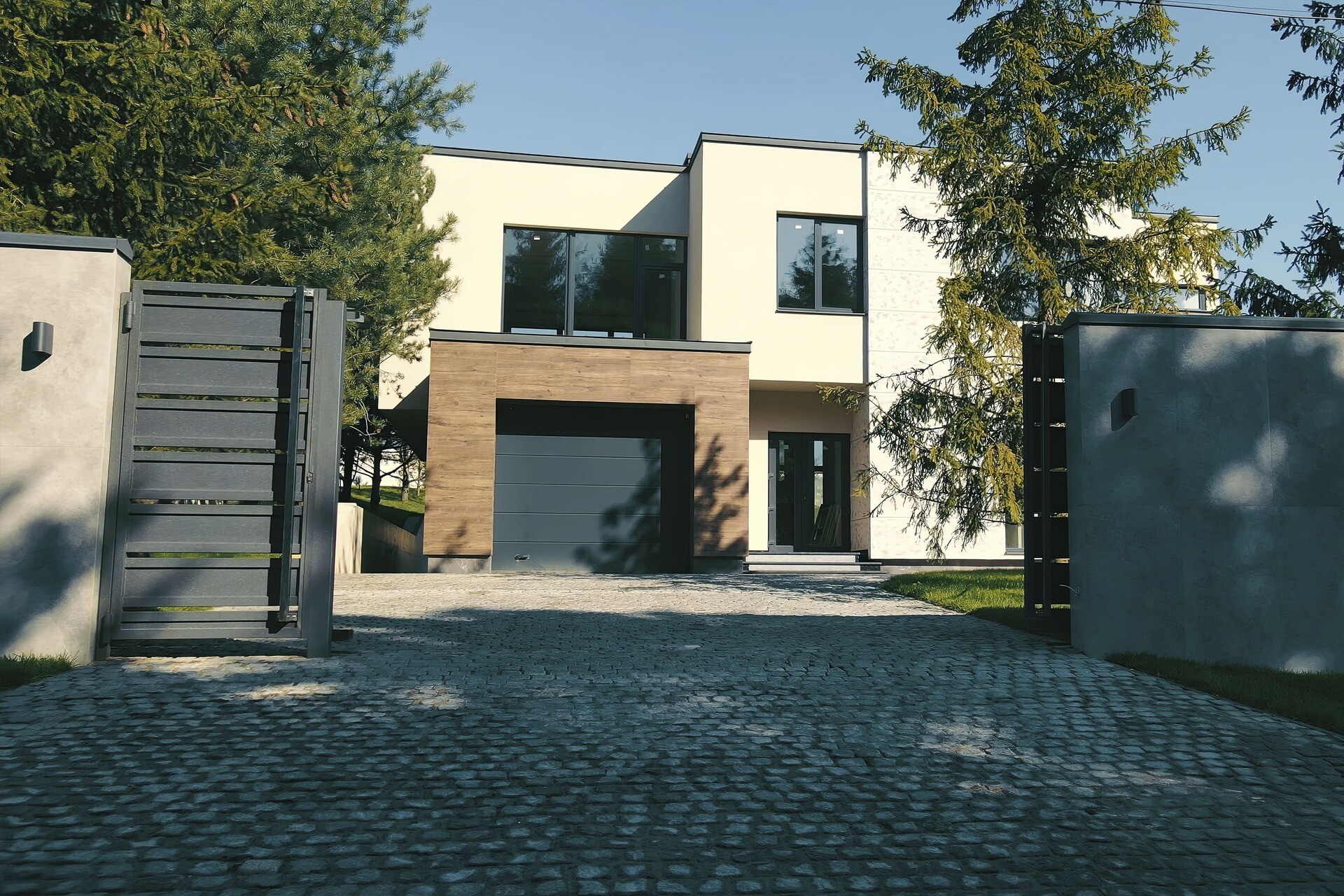 Modernes Einfamilienhaus mit Auffahrt