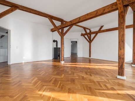 Großer Raum mit Parkettboden