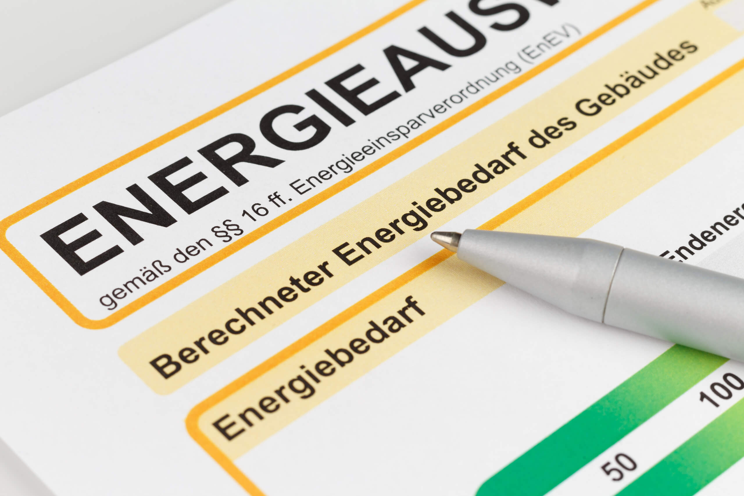 Energiezertifikat mit Stift bei "Berechneter Energiebedarf.