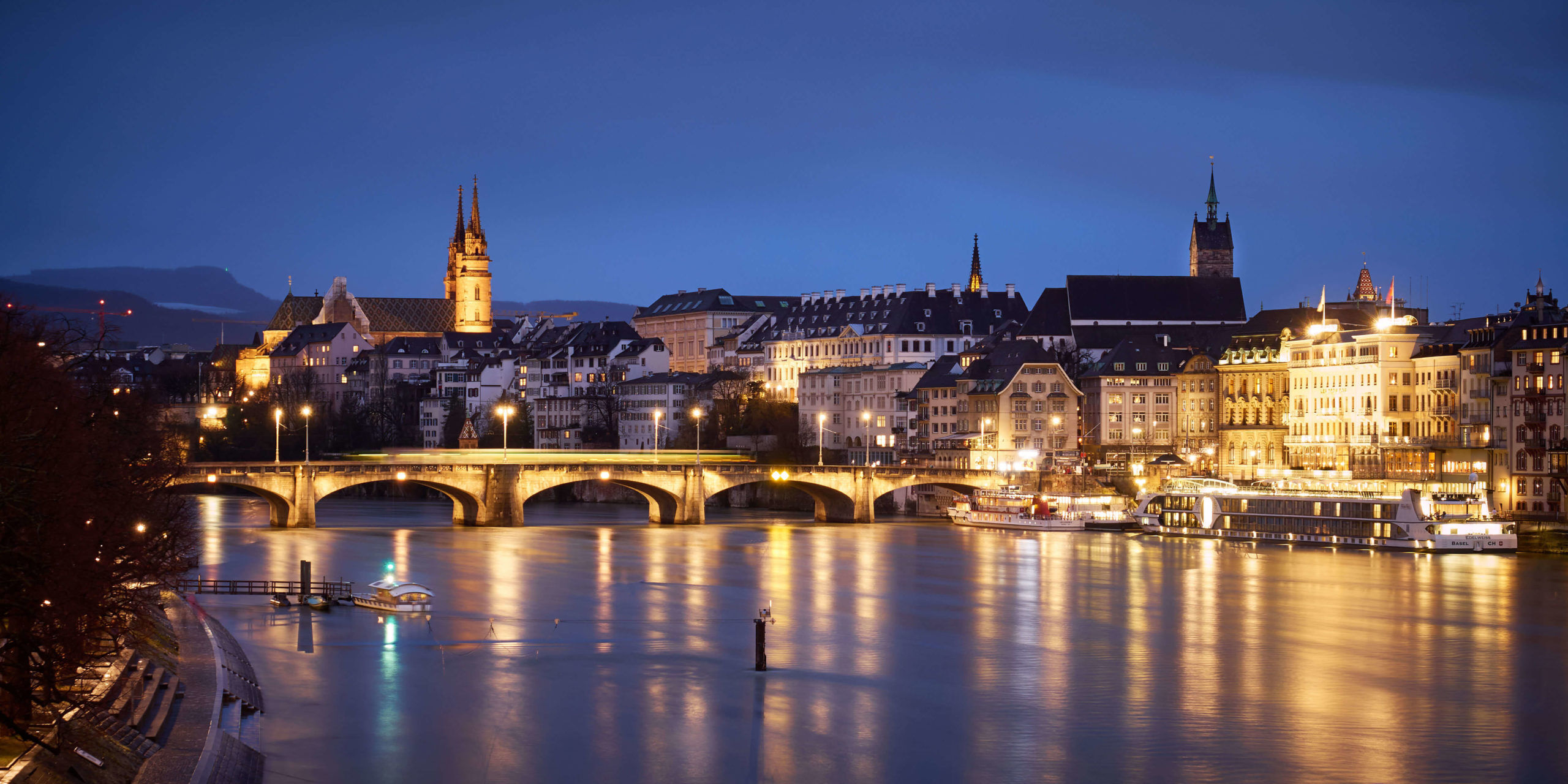 Fluss in Basel bei Nacht