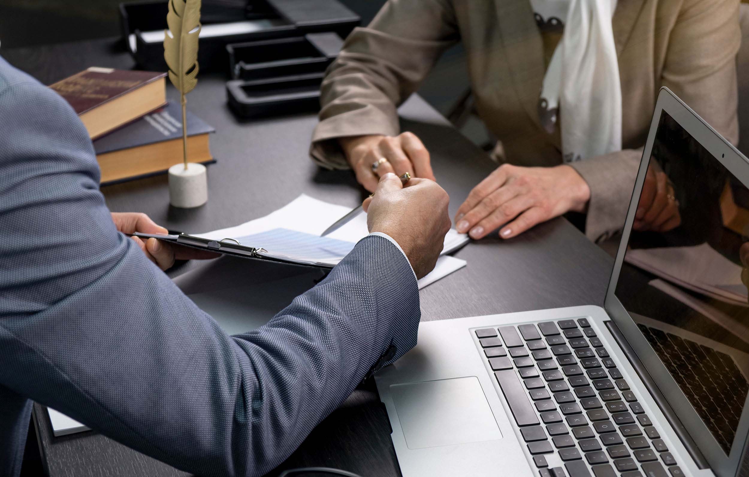 Makler erklärt einen Vertrag