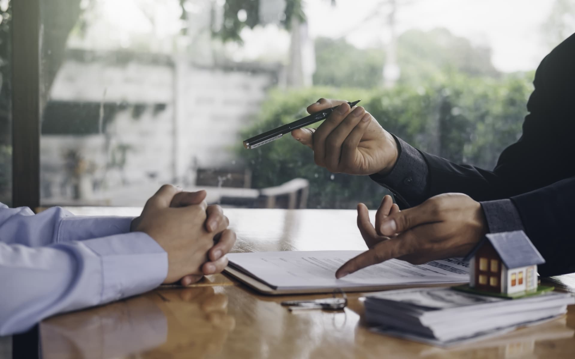 Besprechung des Kaufvertrags bevor Vertragsunterzeichnung