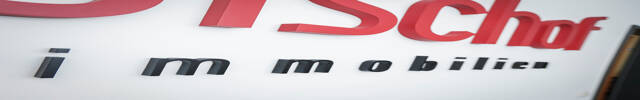 Logo von Bischof Immobilien an einer Wand