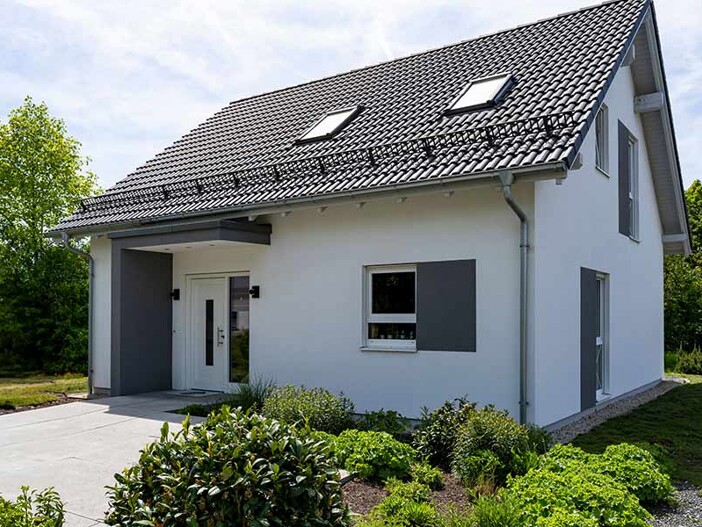 Ein modernes freistehendes Einfamilienhaus