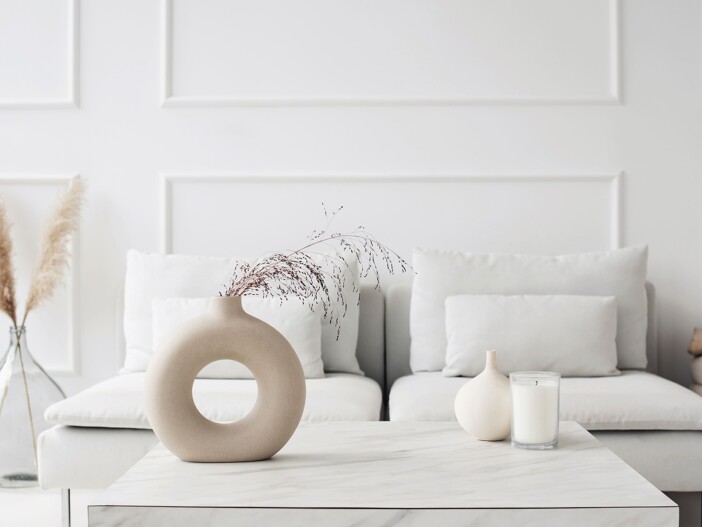 Wohnzimmer-Einrichtung in beige und weiß