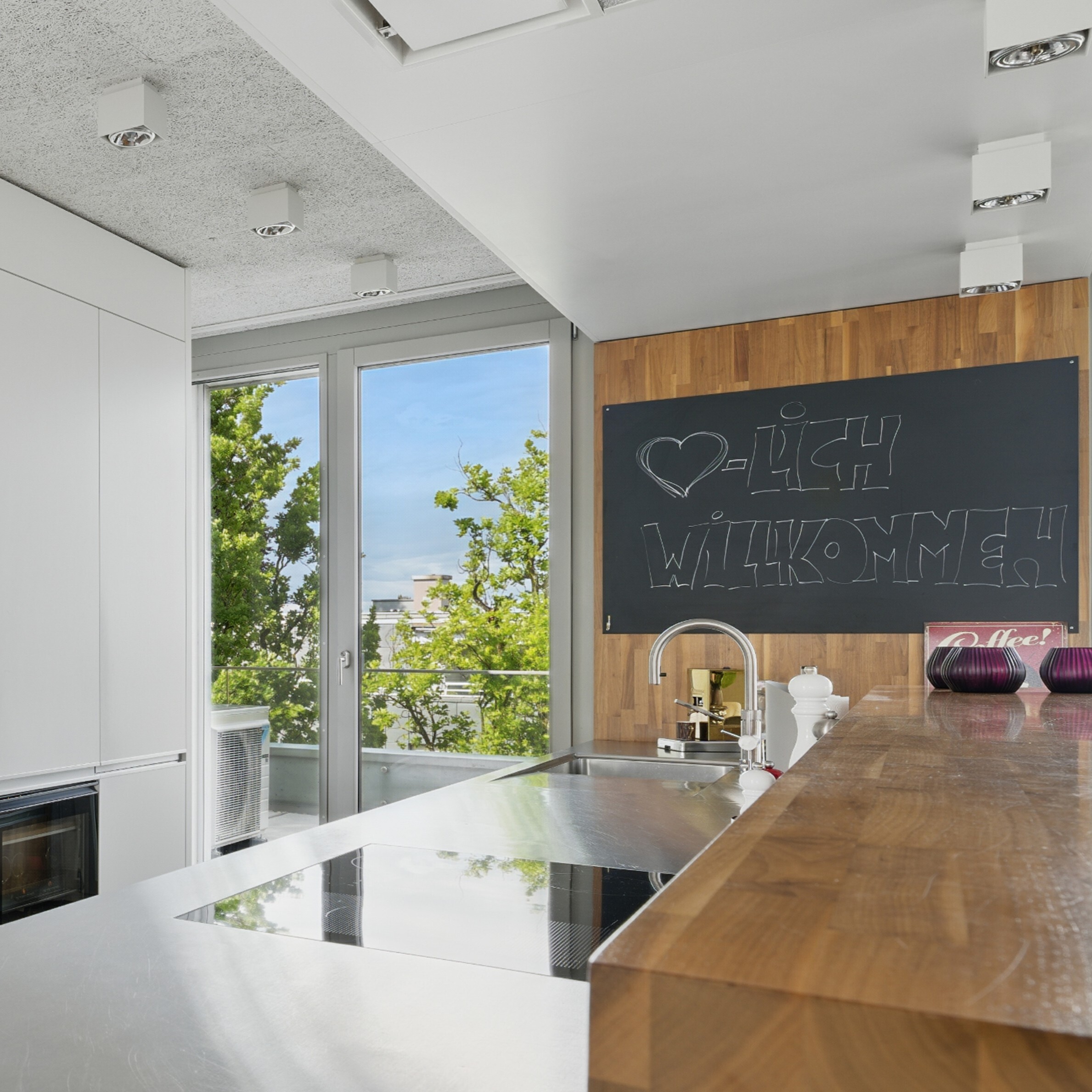 Helle moderne Küche