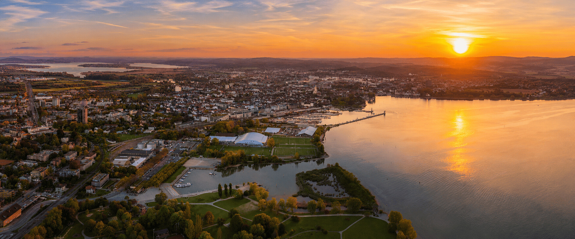 See und Stadt bei Sonnenuntergang