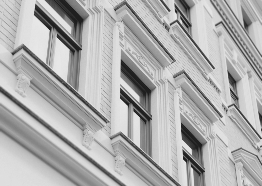 Hausfront in schwarz und weiß