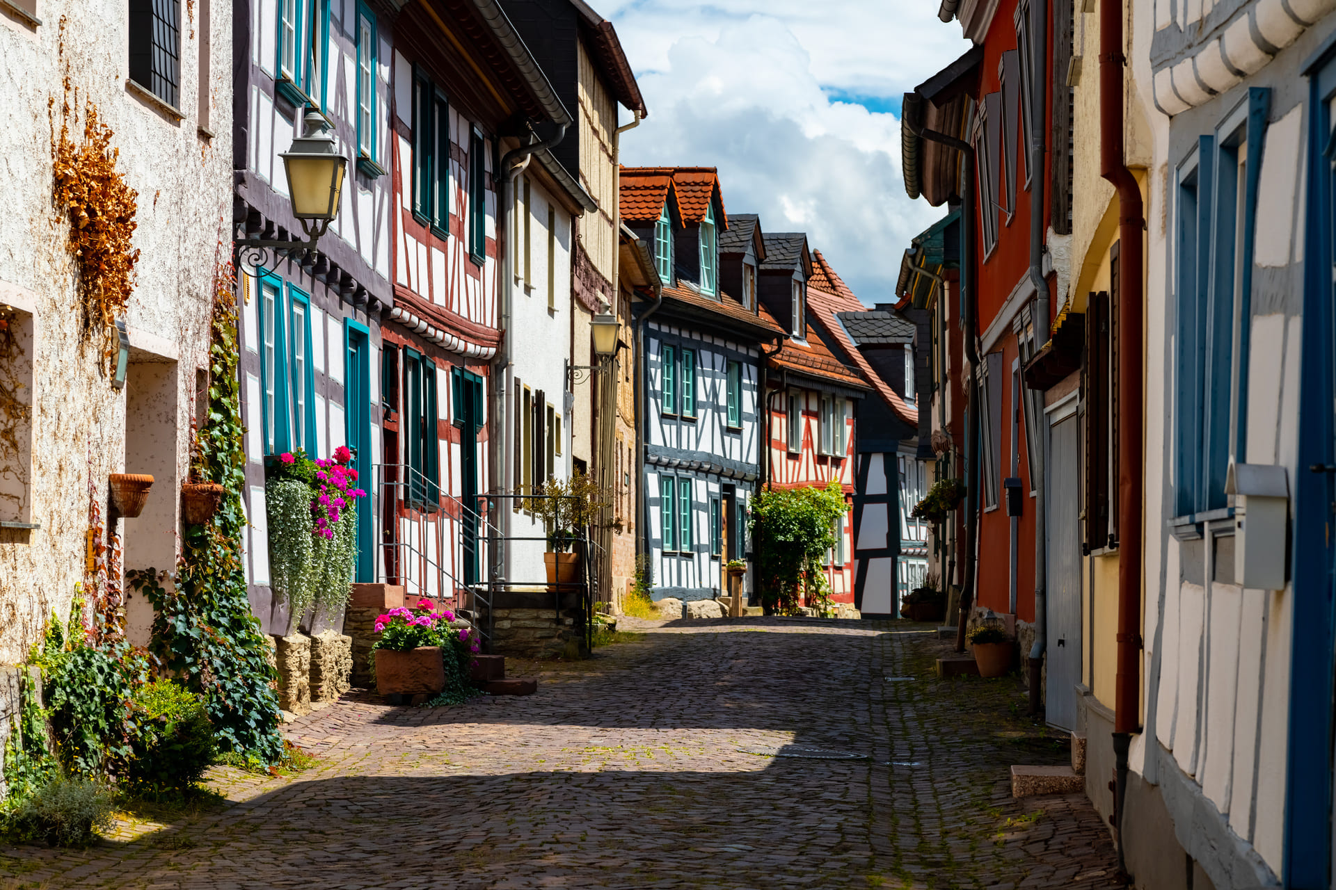 Blick auf die historische Altstadt von Idstein in Hessen mit Fachwerkhäusern, Kopfsteinpflaster und sommerlicher Atmosphäre.